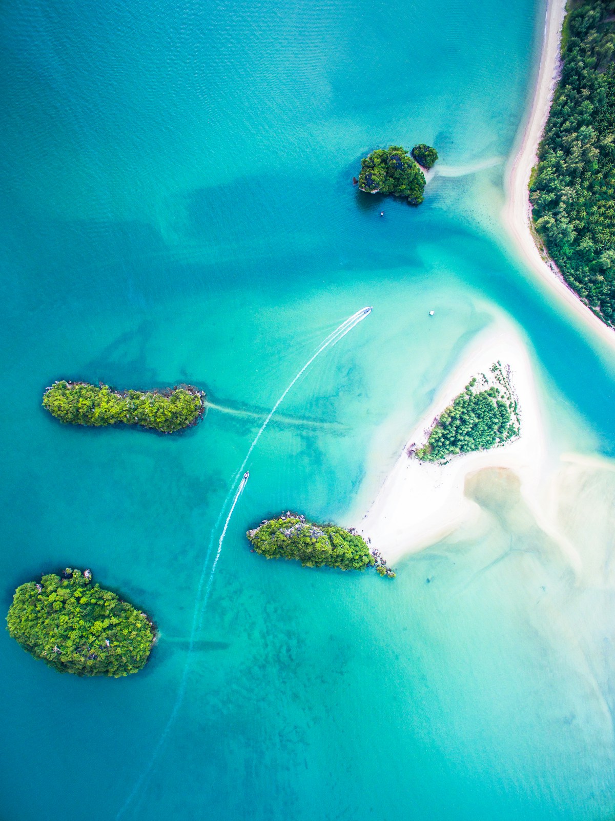 Turquoise water and small green islands seen from above